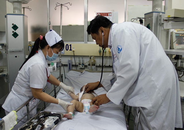 Bác sĩ cấp cứu cho một trẻ bị sốt co giật Ảnh: THANH VY